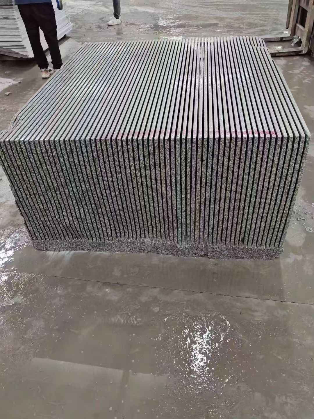 揭阳芝麻白毛板荒料切割